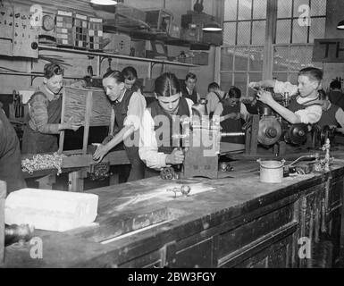 Jungen in der 'Blind Alley' Jobs vor dem Werfen derelicts gerettet. Boys in der Holzarbeit Klasse am Kingsway Institut . 30. Januar 1935 Stockfoto