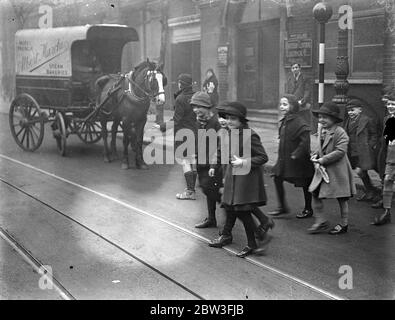 Junge Verkehrspolizei von North London Schule ernannt. 29. Januar 1935 Stockfoto