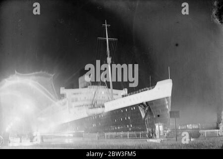 Schönheit der Königin Maria unter Flutlicht. Die Queen Mary flutete in King George V Trockendock in Southampton. 28 März 1935 Stockfoto