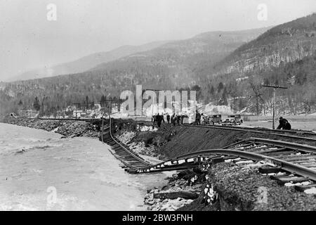 Die Strecke der New York Central Railroad wurde durch Überschwemmungen am Esopus Creek bei Phoenicia, New York State, USA, weggespült. 21 März 1935 Stockfoto