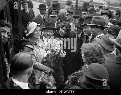 Überschwemmt von Menschenmenge . Gracie Fields zurück in London . Gracie Fields wird bei ihrer Ankunft in Waterloo von einer Menge Bewunderern bedrängt. 30 März 1935 Stockfoto