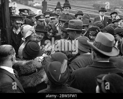 Überschwemmt von Menschenmenge . Gracie Fields zurück in London . Gracie Fields wird bei ihrer Ankunft in Waterloo von einer Menge Bewunderern bedrängt. 30 März 1935 Stockfoto