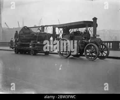 Die ganze Nacht Arbeit, um Statue von König Wilhelm IV zu bewegen. Auf einem Dampfwagen weggenommen. Februar 1935 Stockfoto