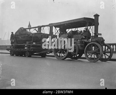 Die ganze Nacht Arbeit, um Statue von König Wilhelm IV zu bewegen. Auf einem Dampfwagen weggenommen. Februar 1935 Stockfoto