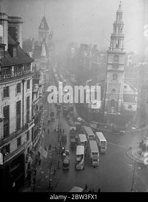 Stau in Strand und Fleet Street . Einer der schlimmsten Staus, die man in London seit Monaten gesehen hat, brachte den Verkehr vom Ludgate Circus bis zum Strand praktisch zum Stillstand. Foto zeigt, ein Blick auf Fleet Street vom Strand auf der Höhe des Staus. Februar 1935 Stockfoto