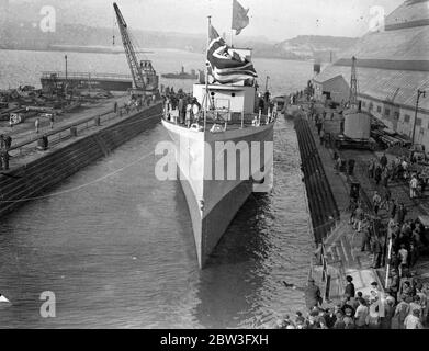 HMS Deptford ( U-53 ) ein Grimsby-Klasse sloop wird in Chatham Dockyard gestartet. Das Meer wurde zu HMS Deptford anstelle des Schiffes gebracht, um das Meer auf der üblichen Slipway, wenn sie "schwebte aus" von Trockendock in Chatham. Die Namensgebung wurde von der Bürgermeisterin von Deptford durchgeführt. Februar 1935 Stockfoto