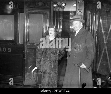 Prinz und Prinzessin Arthur von Connaught verlassen für Mittelmeer-Kreuzfahrt. Februar 1935 Stockfoto