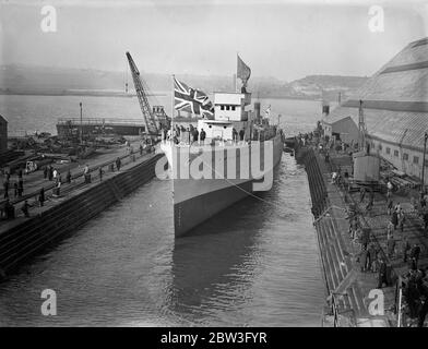 HMS Deptford ( U-53 ) ein Grimsby-Klasse sloop wird in Chatham Dockyard gestartet. Das Meer wurde zu HMS Deptford anstelle des Schiffes gebracht, um das Meer auf der üblichen Slipway, wenn sie "schwebte aus" von Trockendock in Chatham. Die Namensgebung wurde von der Bürgermeisterin von Deptford durchgeführt. Februar 1935 Stockfoto