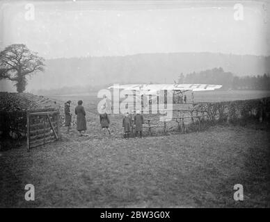 Flugzeug in gepflügten Feld durch Eis auf Flügeln gezwungen. Eine Hecke fehlte zu Fuß, ein dreimotoriger französischer Luftliner wurde am 6. Februar 1935 in Westcott niedergedrückt Stockfoto