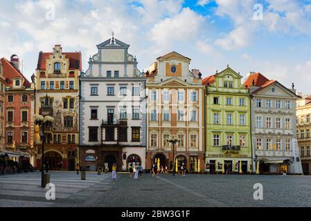 Prag, Tschechische Republik - 27. Juni 2019: Altstädter Ring, mittelalterliche Gebäude am Sommermorgen Stockfoto