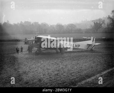 Flugzeug in gepflügten Feld durch Eis auf Flügeln gezwungen. Eine Hecke fehlte zu Fuß, ein dreimotoriger französischer Luftliner wurde am 6. Februar 1935 in Westcott niedergedrückt Stockfoto