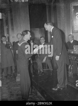 Lloyds Medaillen für , "Saving Life at Sea" , präsentiert der Rettungsboot-Crew des Passagierschiffes , RMS Ascania in London . Sie retteten die Besatzung des sinkenden Frachtschiffes SS Unsworth in Mid - Atlantic. Februar 1935 Stockfoto