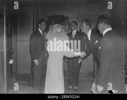 Der Herzog und die Herzogin von York kommen zu einem Vortrag von C W A Scott, dem Gewinner des London to Melbourne Air Race ( MacRobertson Trophy Air Race ) 7. Februar 1935 Stockfoto