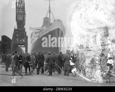 Queen Mary zog zum Meer gehen Liegeplatz von Southampton Trockendock. Der riesige Liner "Queen Mary" wurde von der King George V Graving Dock in Southampton, wo ihre Propeller geändert wurden und ihr Rumpf mit nicht korrosiven Farben beschichtet, zum Ocean Dock verschoben, Das Meer geht Liegeplatz sie besetzen, wenn sie in den Nordatlantik Dienst . Sie wird Southampton nächste Woche verlassen, um ihre Prozesse zu beenden. April 1936 Stockfoto