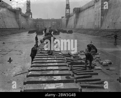 Vorbereitung König George V Drydock für die ' Königin Mary ' . Die Kielblöcke werden gelegt und die Wiege in King George V Drydock in Southampton in Bereitschaft für die Ankunft der gebaut ' Queen Mary ' Foto zeigt, den Bau der Kielblöcke mit neuem Holz, um das enorme Gewicht der Queen Mary zu widerstehen. 23 März 1936 Stockfoto