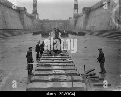 Vorbereitung König George V Drydock für die ' Königin Mary ' . Die Kielblöcke werden gelegt und die Wiege in King George V Drydock in Southampton in Bereitschaft für die Ankunft der gebaut ' Queen Mary ' Foto zeigt, den Bau der Kielblöcke mit neuem Holz, um das enorme Gewicht der Queen Mary zu widerstehen. 23 März 1936 Stockfoto