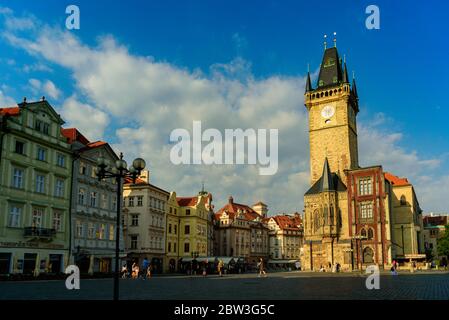 Prag, Tschechische Republik - 27. Juni 2019: Altstädter Ring und Rathausturm mit Uhr am Sommermorgen Stockfoto