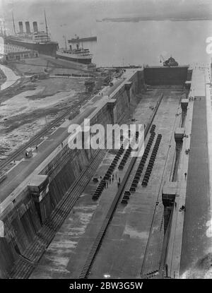 Vorbereitung König George V Drydock für die ' Königin Mary ' . Die Kielblöcke werden gelegt und die Wiege in King George V Drydock in Southampton in Bereitschaft für die Ankunft der gebaut ' Queen Mary ' Foto zeigt, eine allgemeine Ansicht der Vorbereitungen in der King George V Trockendock, In der Ferne Bagger können bei der Arbeit gesehen werden. 23 März 1936 Stockfoto