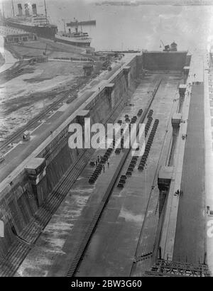 Vorbereitung König George V Drydock für die ' Königin Mary ' . Die Kielblöcke werden gelegt und die Wiege in King George V Drydock in Southampton in Bereitschaft für die Ankunft der gebaut ' Queen Mary ' Foto zeigt, eine allgemeine Ansicht der Vorbereitungen in der King George V Trockendock, In der Ferne Bagger können bei der Arbeit gesehen werden. 23 März 1936 Stockfoto