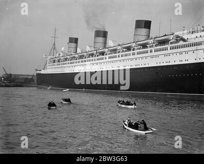 Königin Mary hat Besucher aus dem Osten. Tausende von Osterurlaubern nutzen die Gelegenheit, die der Urlaub bietet, um das neue Linienschiff Queen Mary in Southampton zu inspizieren. Die Lustdampfer bieten ausgezeichnete Grand Stände. Foto zeigt, Vergnügen Dampfer Passagiere bekommen eine Nahaufnahme der Queen Mary in Southampton. 11. April 1936 Stockfoto