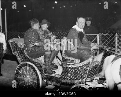 Speedway-Fahrer nehmen Braut auf zeremonielle Fahrt rund um West Ham Track. Zwei West Ham Speedway Fahrer, die in Sydney verheiratet waren (Australien) im Winter nahmen ihre Bräute rund um die West Ham Strecke in Trainern, wenn das erste Treffen der Saison statt. Es waren Harold Stevenson und Mick Murphy. Stevenson und seine Frau wurden in einem Cinderella-Trainer mit vier braunen und weißen Ponys von Ti=Ommy Croombs um die Strecke gezogen. Dieser Trainer, die Gold mit Nieten Gurtzeuge im Wert von Â£ 300, wurde von Königin Victoria verwendet, als sie ein Mädchen war. Herr und Frau Murphy waren in einem viktorianischen Bus gefahren Stockfoto