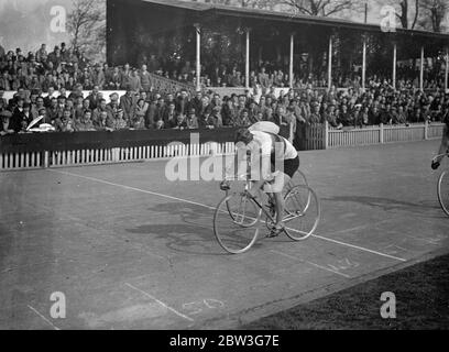 Deutscher Meister startet in Herne Hill. Toni Merkens, der deutsche Meister, trat in der Southern Counties Cycling Union internationalen Treffen, die erste der Saison, auf dem Herne Hill, London, Strecke heute (Karfreitag). Foto zeigt, Toni Merkens Rennen in der internationalen Sprint-Veranstaltung in Herne Hill. 10. April 1936 Stockfoto