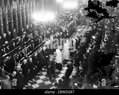 König Edward VIII selbst nahm an der 60 Jahre alten Zeremonie der Verteilung von Maundy Geld in Westminster Abbey am Gründonnerstag. Dies ist erst das zweite Mal, dass ein regierender König den Gottesdienst in 200 Jahren besucht hat. Der verstorbene König George war 1934 anwesend. Bei dem Dienst der König übergab die speziell geprägt Münzen an so viele verdiente alte Männer und Frauen, wie er Jahre alt ist, 42. 84 Menschen profitierten. Die Herren der Royal Almonry trug Handtücher während der Zeremonie, um die Zeit zu symbolisieren, hundert Jahre her, als König ' s wusch die Füße der armen Menschen. Fotoschau Stockfoto