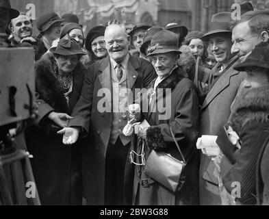 König Edward selbst verteilt Grüngeld bei historischen Zeremonie. König Edward selbst nahm an der 60 Jahre alten Zeremonie der Verteilung von Maundy Geld in Westminster Abbey am Gründonnerstag. Dies ist erst das zweite Mal, dass ein regierender König den Gottesdienst in 200 Jahren besucht hat. Der verstorbene König George war 1934 anwesend. Bei dem Dienst der König übergab die speziell geprägt Münzen an so viele verdiente alte Männer und Frauen, wie er Jahre alt ist, 42. 84 Menschen profitierten. Die Herren der Royal Almonry trug Handtücher während der Zeremonie, um die Zeit zu symbolisieren, hundert Jahre Stockfoto