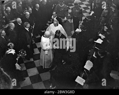 König Edward selbst verteilt Grüngeld bei historischen Zeremonie. König Edward selbst nahm an der 60 Jahre alten Zeremonie der Verteilung von Maundy Geld in Westminster Abbey am Gründonnerstag. Dies ist erst das zweite Mal, dass ein regierender König den Gottesdienst in 200 Jahren besucht hat. Der verstorbene König George war 1934 anwesend. Bei dem Dienst der König übergab die speziell geprägt Münzen an so viele verdiente alte Männer und Frauen, wie er Jahre alt ist, 42. 84 Menschen profitierten. Die Herren der Royal Almonry trug Handtücher während der Zeremonie, um die Zeit zu symbolisieren, hundert Jahre Stockfoto