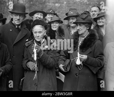 König Edward selbst verteilt Grüngeld bei historischen Zeremonie. König Edward selbst nahm an der 60 Jahre alten Zeremonie der Verteilung von Maundy Geld in Westminster Abbey am Gründonnerstag. Dies ist erst das zweite Mal, dass ein regierender König den Gottesdienst in 200 Jahren besucht hat. Der verstorbene König George war 1934 anwesend. Bei dem Dienst der König übergab die speziell geprägt Münzen an so viele verdiente alte Männer und Frauen, wie er Jahre alt ist, 42. 84 Menschen profitierten. Die Herren der Royal Almonry trugen Handtücher während der Zeremonie, um die Zeit zu symbolisieren, Hundert Jahre ag Stockfoto