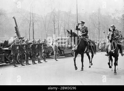 König Leopold Bewertungen Brüsseler Garnison . König Leopold von Belgien überprüft die Brüsseler Garnison auf den Jahrestag des Geburtstages von König Albert. Foto zeigt, König Leopold Überprüfung der Truppen. Stockfoto