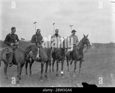 Englische Polo-Team Praxis in Aldershot für Spiele mit Amerika . Das englische Polo-Team, das Amerika in einer Reihe von Spielen für den Internationalen Polo Cup treffen soll, üben auf dem Ball Hill Polo Ground in Aldershot. Die Spiele sollen in diesem Sommer in Hurlingham stattfinden. Die Trophäe , eine der begehrtesten im Spiel , wird derzeit von Amerika gehalten . Foto zeigt, britische Polo-Spieler üben auf Ball Hill Ground, Aldershot, für die internationalen Spiele, von links nach rechts, Kapitän M P Ansell, (Inniskilling Dragoons), Herr H Hughes, Kapitän Eric Tyrell Martin (Kapitän) an Stockfoto