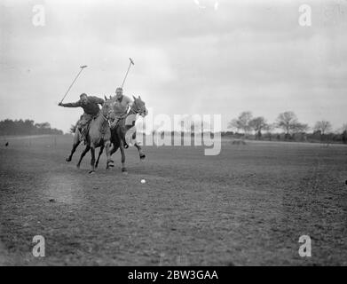 Englische Polo-Team Praxis in Aldershot für Spiele mit Amerika . Das englische Polo-Team, das Amerika in einer Reihe von Spielen für den Internationalen Polo Cup treffen soll, üben auf dem Ball Hill Polo Ground in Aldershot. Die Spiele sollen in diesem Sommer in Hurlingham stattfinden. Die Trophäe , eine der begehrtesten im Spiel , wird derzeit von Amerika gehalten . Foto zeigt, britische Polo-Spieler üben auf Ball Hill Ground, Aldershot, für die internationalen Spiele, von links nach rechts, Herr H Hughes und, Kapitän Eric Tyrell Martin (Kapitän) Rennen für den Ball auf Ball Hill Polo Hügel in der Nähe Stockfoto