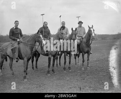 Englische Polo-Team Praxis in Aldershot für Spiele mit Amerika . Das englische Polo-Team, das Amerika in einer Reihe von Spielen für den Internationalen Polo Cup treffen soll, üben auf dem Ball Hill Polo Ground in Aldershot. Die Spiele sollen in diesem Sommer in Hurlingham stattfinden. Die Trophäe , eine der begehrtesten im Spiel , wird derzeit von Amerika gehalten . Foto zeigt, britische Polo-Spieler üben auf Ball Hill Ground, Aldershot, für die internationalen Spiele, von links nach rechts, Kapitän M P Ansell, (Inniskilling Dragoons), Herr H Hughes, Kapitän Eric Tyrell Martin (Kapitän) an Stockfoto