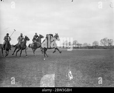 Englische Polo-Team Praxis in Aldershot für Spiele mit Amerika . Das englische Polo-Team, das Amerika in einer Reihe von Spielen für den Internationalen Polo Cup treffen soll, üben auf dem Ball Hill Polo Ground in Aldershot. Die Spiele sollen in diesem Sommer in Hurlingham stattfinden. Die Trophäe , eine der begehrtesten im Spiel , wird derzeit von Amerika gehalten . Foto zeigt, britische Polo-Spieler üben auf Ball Hill Ground, Aldershot, für die internationalen Spiele, von links nach rechts, Captian Humphrey Guinness (Royal Scots Grays), Kapitän Eric Tyrell Martin (Kapitän), Kapitän M P ans Stockfoto