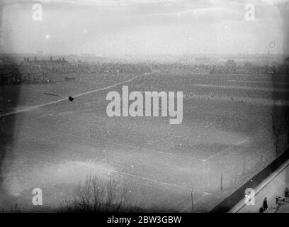 LCC gebeten, die Vorlage von Hackney Marshes Rechnung im parlament zu genehmigen. Rat setzt Kampf für 30 Hektar heute . Der Londoner County Council wird heute (Dienstag) gebeten, die Präsentation im Parlament eines "Bill" zu genehmigen, der es ermöglicht, Häuser auf 30 Hektar Hackney Marshes zu bauen, die 340 Hektar davon bildet den größten offenen Raum in East London. Der Vorschlag des LCC ist es, Wohnungen für etwa 8000 Menschen im Rahmen der Slum-Räumung in Hackney und Bethnal Green zu bauen. Das System wurde vor kurzem durch eine rechtliche Entscheidung, die feststellte, dass nichts im Housing Act von 1925 erlaubt die AP gehalten Stockfoto