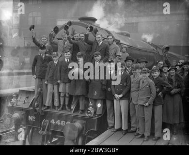 London Schüler verlassen für Russland. Finnische Jungen im Fußballspiel zu treffen. Die erste Partei der britischen Schüler, die UdSSR zu besuchen, zwanzig Jungen aus der Barnsbury Central School, Islington, links King ' s Cross Station, London, auf dem Weg nach Russland. Sie sind zu besuchen Kopenhagen und Helsingfora, wo sie eine Mannschaft von finnischen Jungen, die den Namen "Arsenal" in einem Fußballspiel genommen treffen. Die Londoner Schuljungen nehmen einen Fußball, der von jedem Mitglied des Arsenal-Teams signiert wurde, und am Ende des Spiels wird der britische Minister in Finnland den Ball dem Fin überbringen Stockfoto