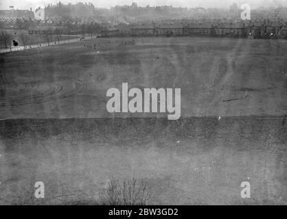 LCC gebeten, die Vorlage von Hackney Marshes Rechnung im parlament zu genehmigen. Rat setzt Kampf für 30 Hektar heute . Der Londoner County Council wird heute (Dienstag) gebeten, die Präsentation im Parlament eines "Bill" zu genehmigen, der es ermöglicht, Häuser auf 30 Hektar Hackney Marshes zu bauen, die 340 Hektar davon bildet den größten offenen Raum in East London. Der Vorschlag des LCC ist es, Wohnungen für etwa 8000 Menschen im Rahmen der Slum-Räumung in Hackney und Bethnal Green zu bauen. Das System wurde vor kurzem durch eine rechtliche Entscheidung, die feststellte, dass nichts im Housing Act von 1925 erlaubt die AP gehalten Stockfoto