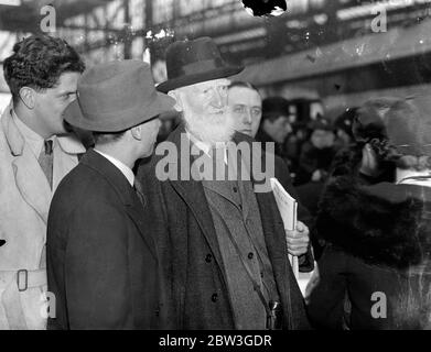 Bernard Shaw zurück in London. George Bernard Shaw kam mit dem Arandore Star Boot Zug nach seiner Rückkehr von einer Weltreise an der Waterloo Station an. Foto zeigt, Bernard Shaw bei der Ankunft in Waterloo interviewt. April 1936 Stockfoto