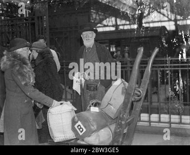 Bernard Shaw zurück in London. George Bernard Shaw kam mit dem Arandore Star Boot Zug nach seiner Rückkehr von einer Weltreise an der Waterloo Station an. Foto zeigt, Bernard Shaw überwacht die Entsorgung seines Gepäcks bei der Ankunft in Waterloo. April 1936 Stockfoto