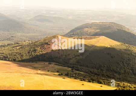 Die Chaine des Puys von Puy de Dome, eine Kette von Schlackenkegeln, Lavadome und Maare im Zentralfrankreich. Ein UNESCO-Weltkulturerbe Stockfoto