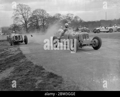 Seemann fahren einhändig, gewinnt British Empire Road Race. Fahren witout Erleichterung für die ganze 250 Meilen der Strecke, R J B Seaman (Maserati) gewann das British Empire Trophy Race, das erste große Autorennen der Saison in Donington Park, Derby. Er durchschnittlich 66.33 Meilen pro Stunde. P S Fairfield (E F A) war Zweiter und W C Everitt (Alfa Romeo) wurde Dritter. 27 der besten Fahrer Großbritanniens traten an der Veranstaltung an. Foto zeigt, Prinz Bira von Siam fahren und ÄRA (Nr. 16) führt während des Rennens dicht gefolgt von Wal Handley fahren eine Riley (Nr. 5). Handley stürzte kurz ab Stockfoto