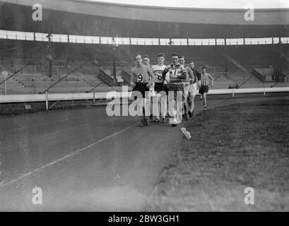 Stone gewinnt sieben Meilen Spaziergang in White City . V W Stein der Polytechnischen Harrierss gewann die sieben Meilen Walking Meisterschaft der Amateur Athletic Association in der Weißen Stadt. Foto zeigt, eine Aufnahme während der Wanderung. . April 1936 Stockfoto