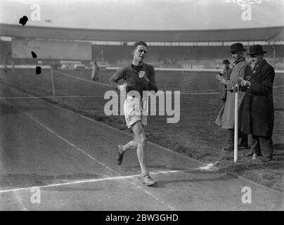 Stone gewinnt sieben Meilen Spaziergang in White City . V W Stein der Polytechnischen Harrierss gewann die sieben Meilen Walking Meisterschaft der Amateur Athletic Association in der Weißen Stadt. Foto zeigt, V W Stein überqueren die Ziellinie. April 1936 Stockfoto