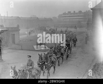 Vier Gewehrteams nehmen Royal Beerdigung Gewehr Wagen von St Johns Wood nach Woolwich. Die Prozession verlassen St Johns Wood Kaserne . 20 März 1935 Stockfoto