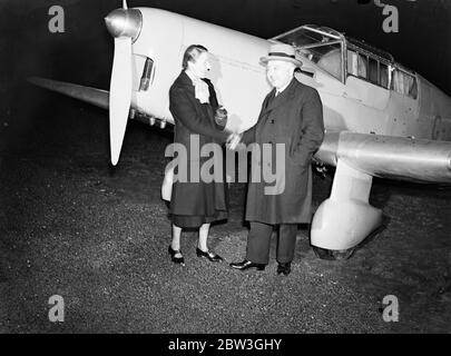 Amy Mollison startet auf einem geheimen Flug zum Kap. Amy Mollison machte sich auf den größten Versuch ihrer Flugkarriere, als sie das Gravesnd Aerodrome mit 5 verließ. 40 Uhr Freitag (heute), um allein zum Cape fliegen und zerbrechen den Rekord von drei Tagen, 17 Stunden von Tommy Rose vor ein paar Wochen eingerichtet. Ihr Geheimnis war bis zum letzten Moment streng bewacht worden. Foto zeigt, Frau Amy Amy Mollison Abschied von ihrem Vater Mr Johnson, am Gravesend Aerodrome zu Beginn ihres Fluges. April 1936 Stockfoto