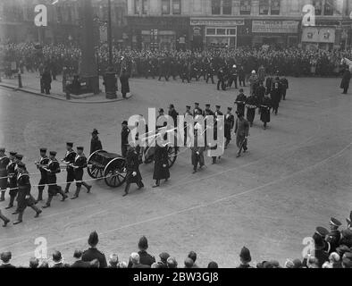 Trauerzug von Earl Beatty von Horse Guards nach St. Paul ' s . Zwei Königliche Herzöge, der Herzog von York, der den König repräsentiert, Und der Herzog von Kent ging hinter dem Sarg, als die Beerdigungsprozession des Admiral der Flotte Earl Beatty durch die Londoner Straßen auf seinem Weg von der Horse Guards zur St. Paul ' s Cathedral ging, Wo der Körper gelegt wurde, um in der Nähe des Grabes von Lord Nelson ruhen. Der Sarg war mit der Flagge bedeckt, die von Beatty ' s Flaggschiff in der Schlacht von Jütland geflogen wurde. Foto zeigt, die Cortege überqueren Lagate Circus. 16 März 1936 Stockfoto