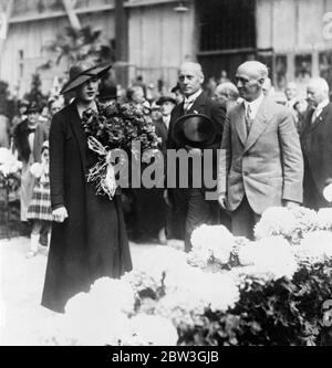 Kronprinzessin Ingrid von Dänemark bei der Blumenausstellung im Forum in Kopenhagen. 13. September 1935 Stockfoto