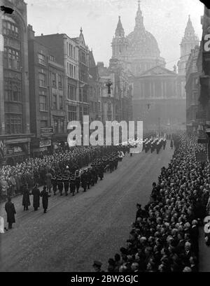 Trauerzug von Earl Beatty von Horse Guards nach St. Paul ' s . Zwei Königliche Herzöge, der Herzog von York, der den König repräsentiert, Und der Herzog von Kent ging hinter dem Sarg, als die Beerdigungsprozession des Admiral der Flotte Earl Beatty durch die Londoner Straßen auf seinem Weg von der Horse Guards zur St. Paul ' s Cathedral ging, Wo der Körper gelegt wurde, um in der Nähe des Grabes von Lord Nelson ruhen. Der Sarg war mit der Flagge bedeckt, die von Beatty ' s Flaggschiff in der Schlacht von Jütland geflogen wurde. Foto zeigt, die Courtege nähert sich St. Paul ' s. 16 März 1936 Stockfoto