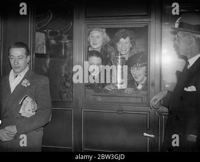 Preisgekrönte britische Amateur-Ballsaal Tanz Rückkehr aus Dänemark mit Cup . Das britische Team, das den Amateur Ballroom Tanzwettbewerb in Dänemark gewann, kam mit ihrem Pokal an der Liverpool Street Station in London an. Foto zeigt, die britische Amateur Ballroom Tanzteam mit ihrem Cup in Liverpool Street bei der Ankunft aus Kopenhagen. 12 Februar 1936 Stockfoto